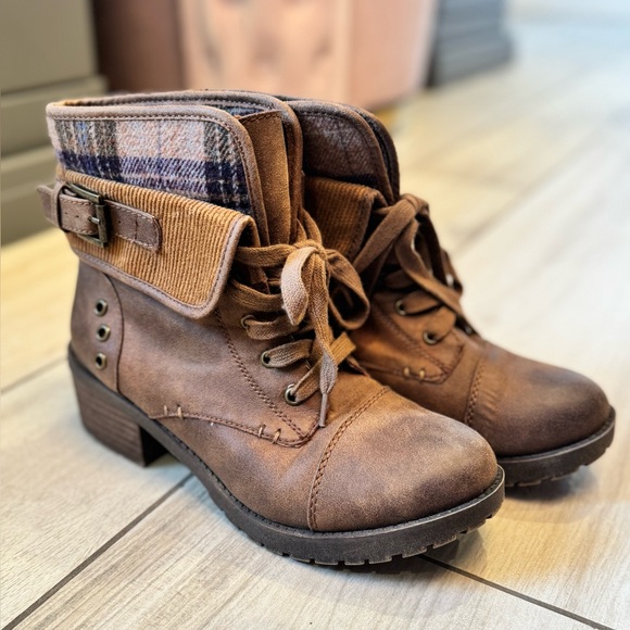 Like New! ROCK & CANDY by ZIGI Tan Sonni Lace Up Boots with Plaid Accent - Picture 2 of 7